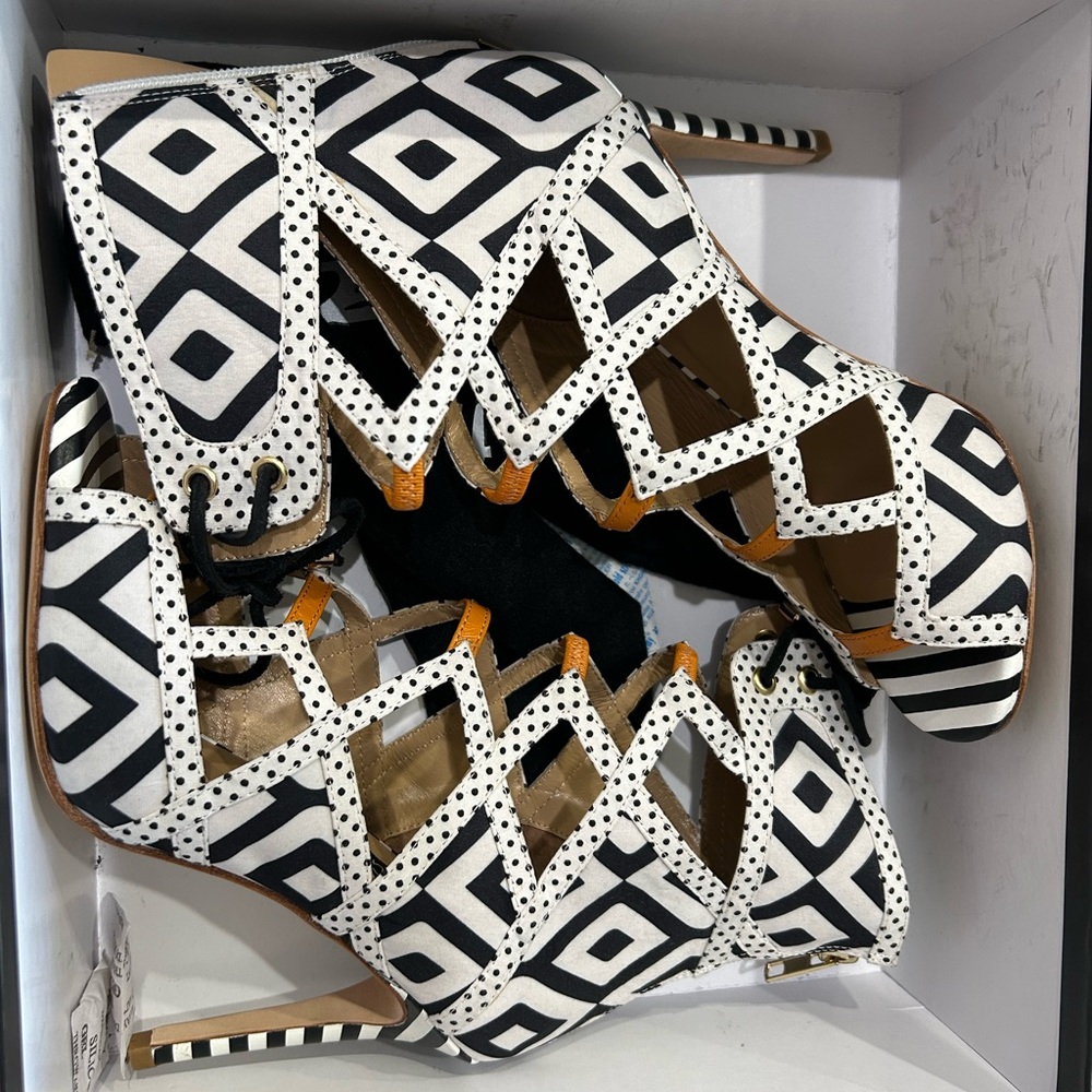 ⬇️PRICE 💐 Alejandra G - Black and White Bootie Heel - Size 37 - Picture 9 of 12